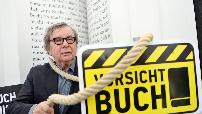 Immer im Dienste der Literatur: Karasek lässt  sich im März 2013 auf der Buchmesse Leipzig an einem Stand zur  Kampagne des Börsenvereins des Deutschen Buchhandels "Vorsicht Buch" von einem  Buch fesseln.