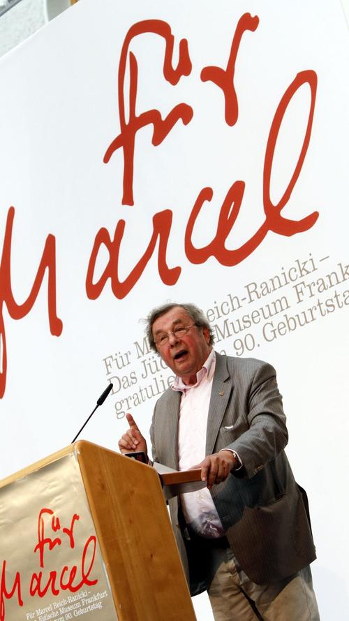 Kritiker Hellmuth Karasek hält im Museum Judengasse in Frankfurt am Main einen Ansprache auf den Literaturkritiker Marcel Reich-Ranicki. Hier wurde die Ausstellung "Für Marcel Reich-Ranicki" eröffnet, der am 2. Juni 2010 seinen 90. Geburtstag feierte.