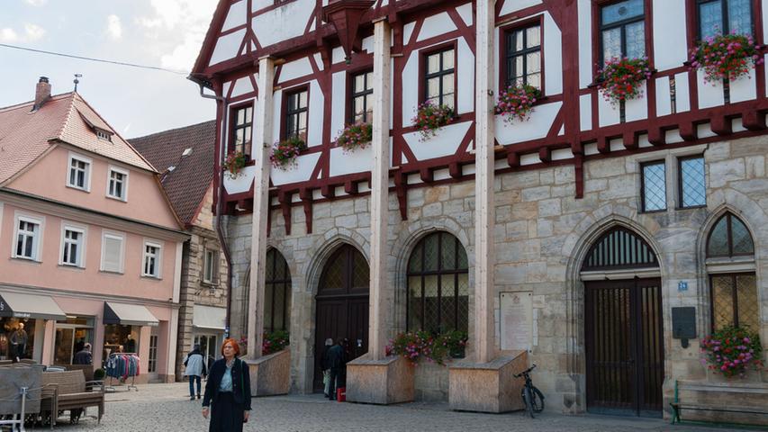 Ohne Stützen kaum noch haltbar: Das historische Forchheimer Rathaus.