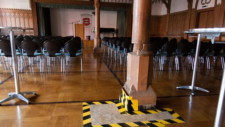 Auch die Stützbalken im Rathaussaal selbst wurden geöffnet und auf ihre Statik untersucht.