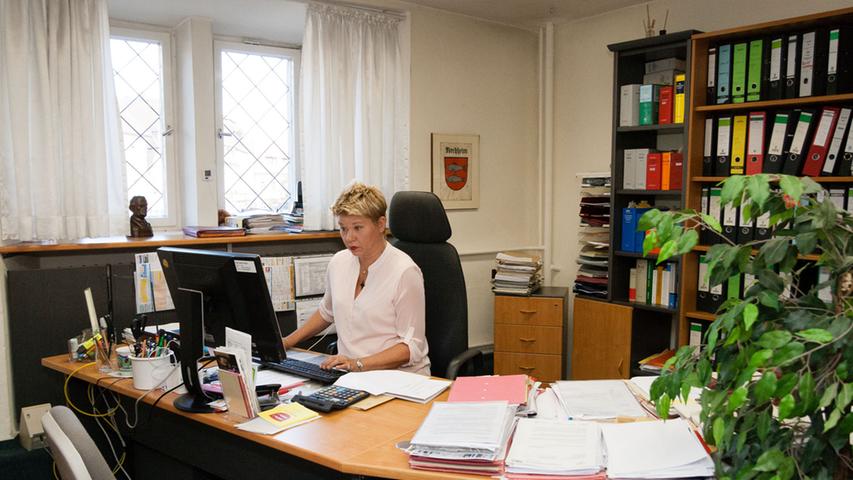 Brigitte Fuchs, Leiterin des Bürgermeisteramtes und Pressesprecherin der Stadt, in ihrem Büro im ersten Stock des Rathauses.