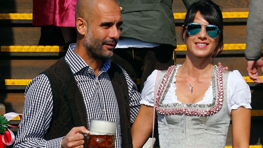 Pep stemmt sein Bier, Frau Cristina überzeugt mit stylischer Sonnenbrille zum Dirndl.