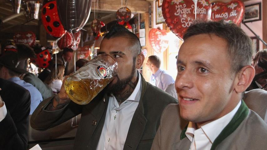 Neuzugang Arturo Vidal ist sichtlich angetan vom bayerischen Lieblingsgetränk. Rafinha freut sich mit.