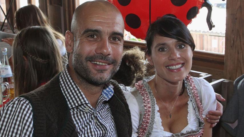 Pep Guardiola hat seine Frau Christina Serra fest im Griff. Die beiden grinsen glücklich in die Kamera. Wen wundert's nach den letzten Bayern-Erfolgen...