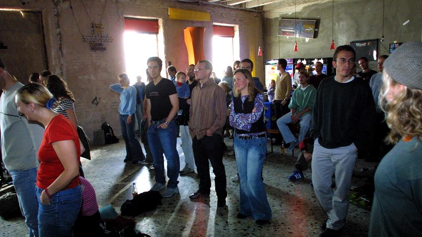 Sicherlich ein Highlight in Sachen Kontrast zur Nazi-Geschichte des Gebäudes: Im Oktober 2004 fand sogar ein Gottesdienst der "Jesus Freaks" in der ehemaligen SS-Kaserne statt. Aber der Reihe nach...