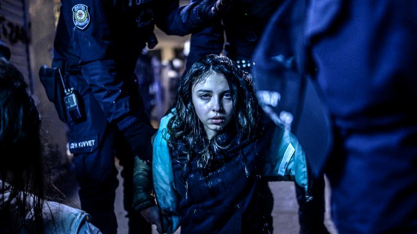 Ein junges Mädchen geriet nach dem Begräbnis von Berkin Elvan - einem 15-jährigen Jungen, welcher seinen Verletzungen erlag, nachdem er am 12. März letzten Jahres gegen die Regierung protestierte und dabei von der Polizei angegriffen wurde - in den Konflikt zwischen Polizei und Demonstranten in Istanbul. Sie wurde dabei verwundet. Die Bereitschaftspolizei setzte Tränengas und Wasserwerfer gegen die Demonstranten in Ankara ein, als diese auf dem Weg zum Begräbnis von Berkin Elvan waren und regierungsfeindliche Parolen beschrien.