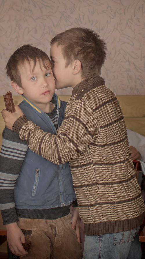 Igor und sein Freund Renat in einem moldawischen Klassenzimmer: Igor feiert seinen neunten Geburtstag und seine Oma hat ihm Schokolade gekauft. Tausende Kinder wachsen in Moldawien ohne Eltern auf, weite Landstriche sind verwaist. Viele Menschen verlassen das Land für ein besseres Leben.