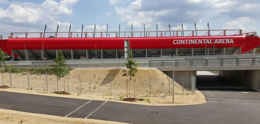 Mit seinem mehr als 50 Millionen Euro teuren, neuen Stadion leiste sich Regensburg ein "Prestigeprojekt zulasten der Steuerzahler", klagt der Bund der Steuerzahler. Dabei spielt der SSV Jahn Regensburg mittlerweile in der vierten Liga.