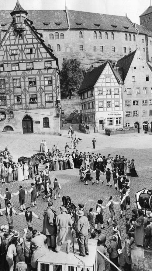 Nicht nur die Königsschlösser Nymphenburg, Hohenschwangau und Neuschwanstein oder der Markusplatz in Venedig, sondern auch Nürnberg bildete 1954 die Drehorte für Frauen um Richard Wagner (Orginaltitel: 
