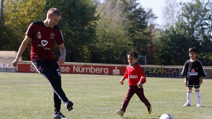 Flüchtlingskinder trainieren mit Club-Profi Behrens