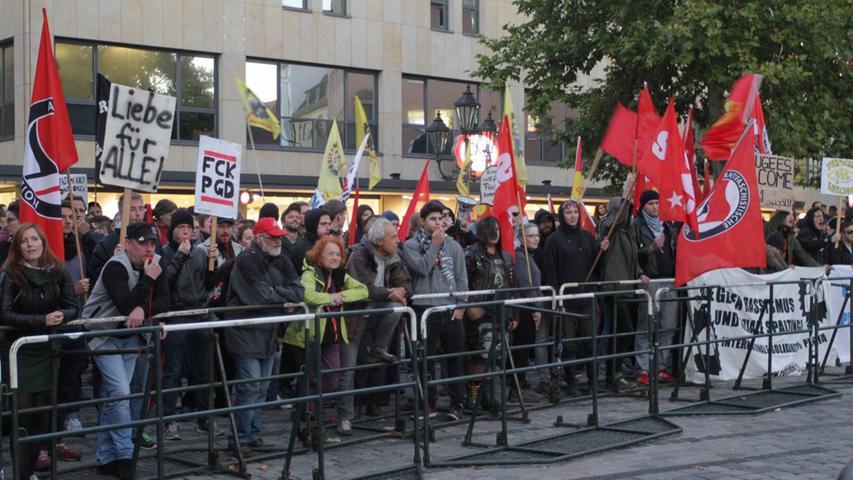 Zwölfter Aufmarsch von Pegida in Nürnberg: Etwa 300 Gegendemonstranten 