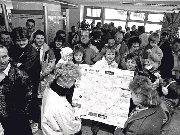 13. November 1989: Im Foyer des Laufer Rathauses stehen DDR-Bürger Schlange, die sich nach dem Fall der Mauer ihr Begrüßungsgeld in Höhe von 100 Mark abholen wollen.