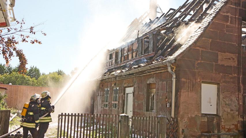 Sandsteinhaus brennt in Stein nieder: Hoher Sachschaden
