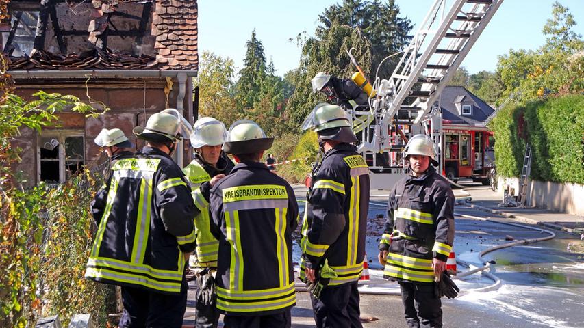 Sandsteinhaus brennt in Stein nieder: Hoher Sachschaden