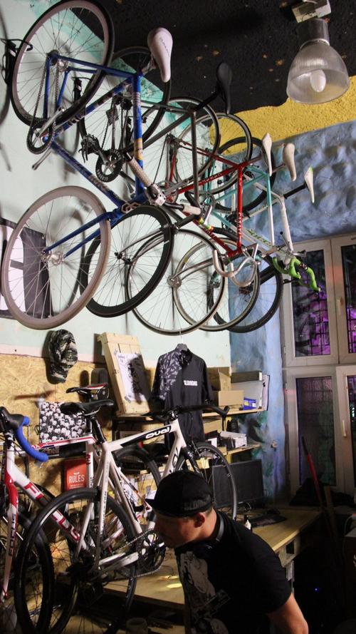 In der Werkstatt von "Schleudergang", einer Radsportgruppe bzw. -gang, kamen Zweirad-Nerds auf ihre Kosten oder konnten sich gleich selbst...