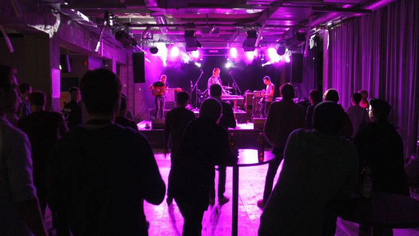 Auf der Galerie-Bühne verbreitete die Stuttgarter Band "Levin goes lightly" mit ihrem düsteren Wave-Pop...