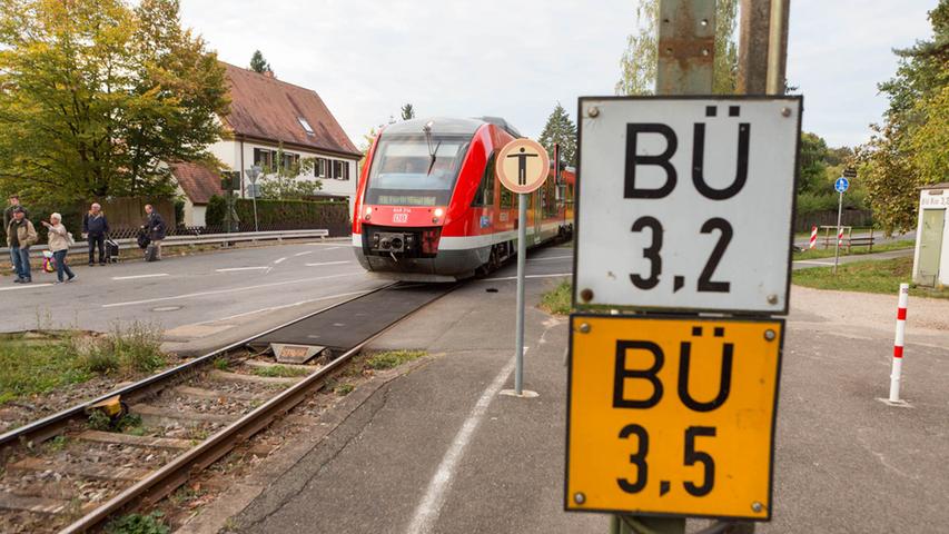 Lichtsignal ignoriert: Auto kollidiert mit Regionalbahn