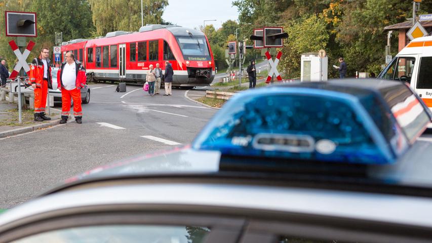 Lichtsignal ignoriert: Auto kollidiert mit Regionalbahn