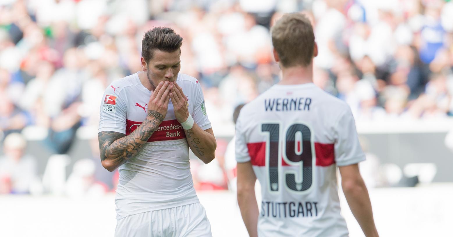Bittere Kunde für den VfB Stuttgart: Torjäger Daniel Ginczek (links) kann in der Hinrunde wohl nicht mehr spielen.