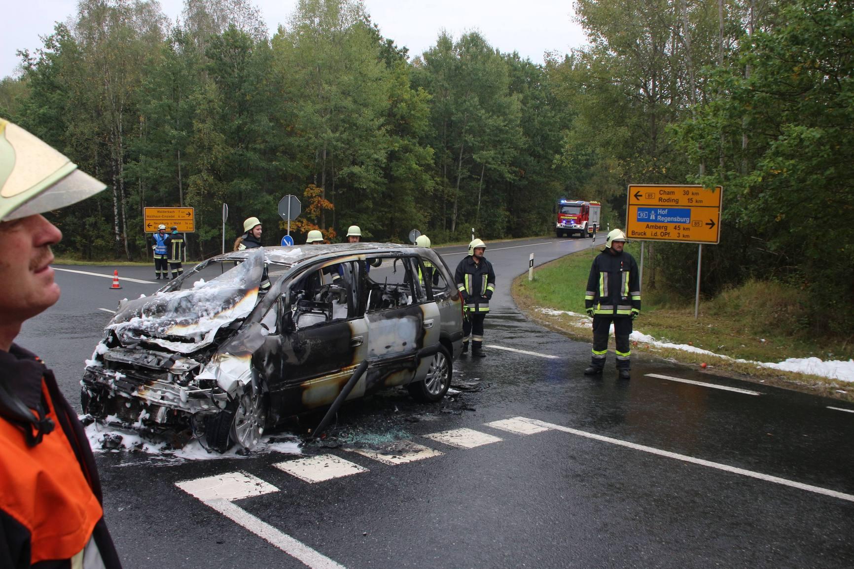 Opel Fängt Feuer: Drei Schwer Verletzte Nach Unfall Auf B85 Bei Bruck ...