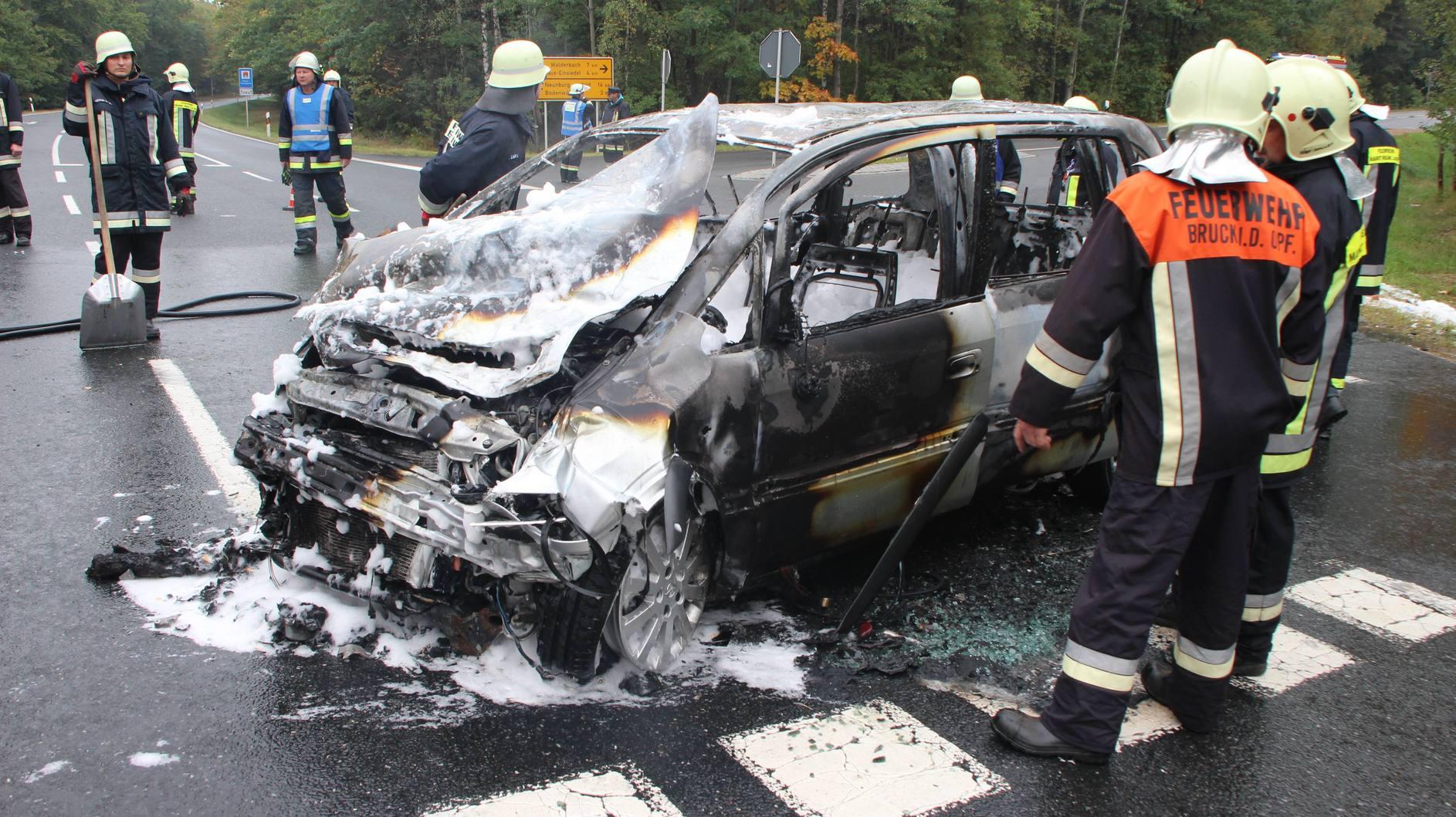 Opel Fängt Feuer: Drei Schwer Verletzte Nach Unfall Auf B85 Bei Bruck ...