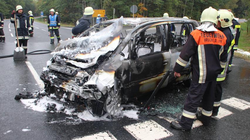 Opel fängt Feuer: Drei schwer Verletzte nach Unfall auf B85 bei Bruck