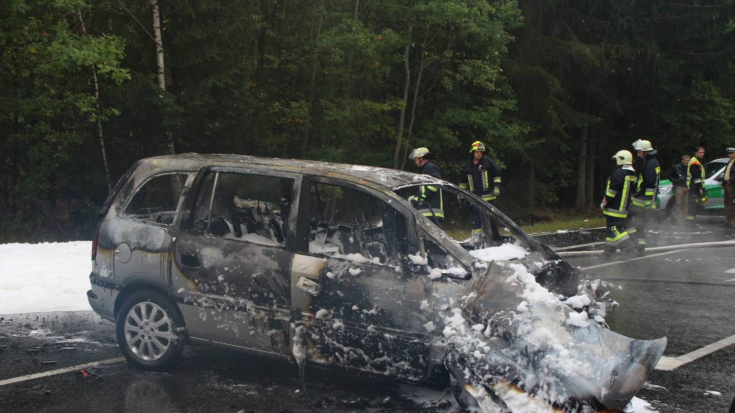 Die Insassen des Opel Zafira wurde noch rechtzeitig von Passanten aus dem Fahrzeug befreit, bevor das Auto in Flammen aufging.
