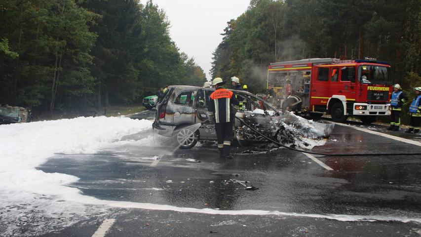 Opel fängt Feuer: Drei schwer Verletzte nach Unfall auf B85 bei Bruck