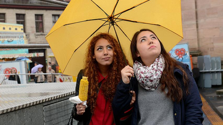 Mit Schirm und Charme: Kirchweihvergnügen im Dauerregen