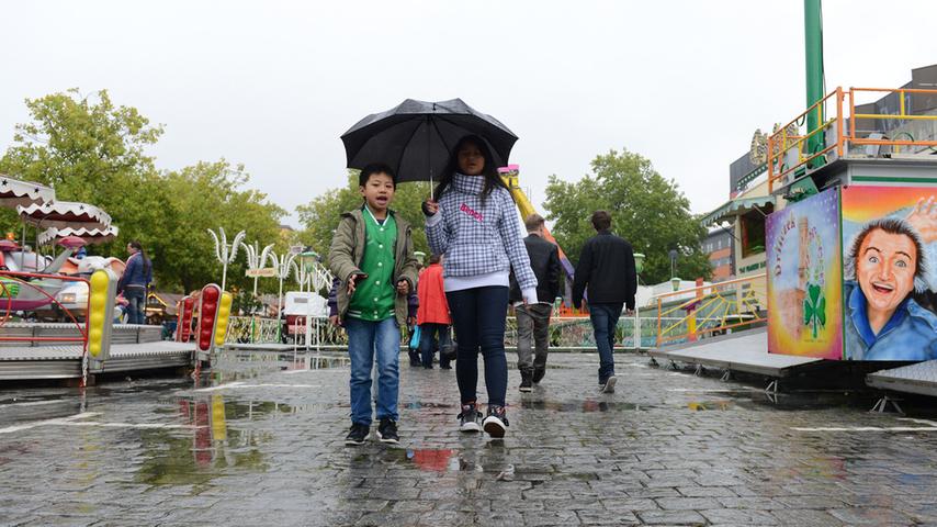 Mit Schirm und Charme: Kirchweihvergnügen im Dauerregen