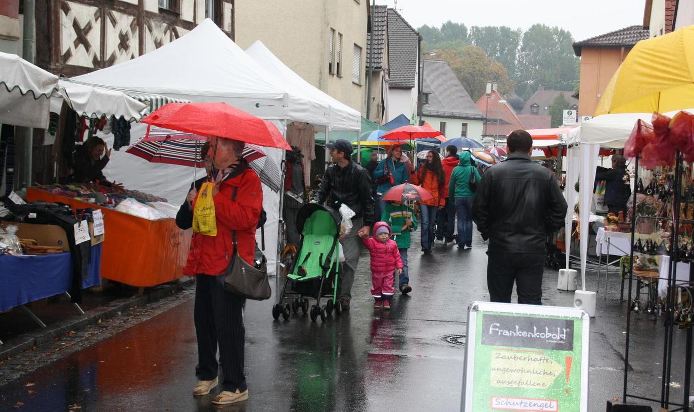 Weisendorf: Marktbummel im Dauerregen