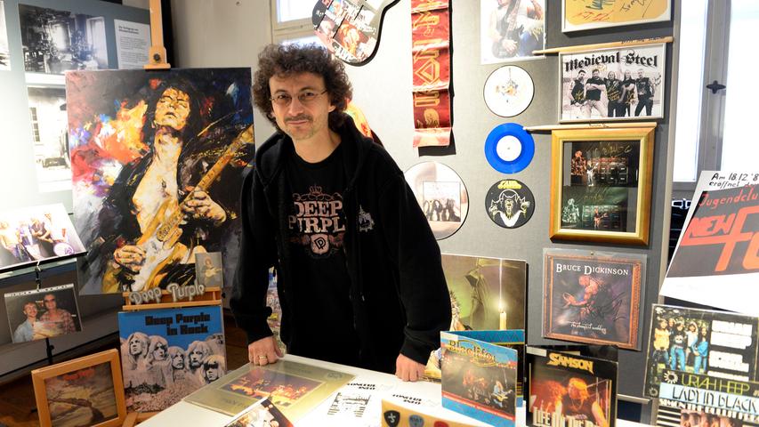 Der Erlanger Oliver Mechow (49) sammelt seit 1972 alles haben, was mit Hardrock zu tun hat: Musikalben, Konzertkarten, Gitarrenplektren oder Drumsticks.