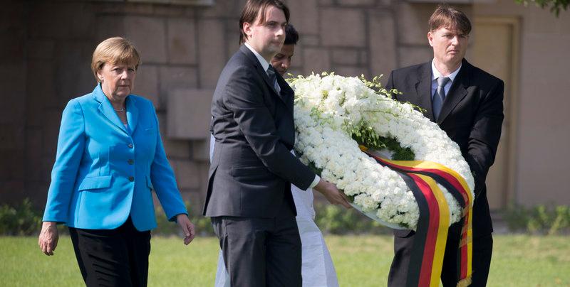 Bundeskanzlerin Angela Merkel legt am Grab von Mahatma Gandhi einen Kranz nieder. In Neu-Delhi finden die dritten deutsch-indischen Regierungskonsultationen statt.