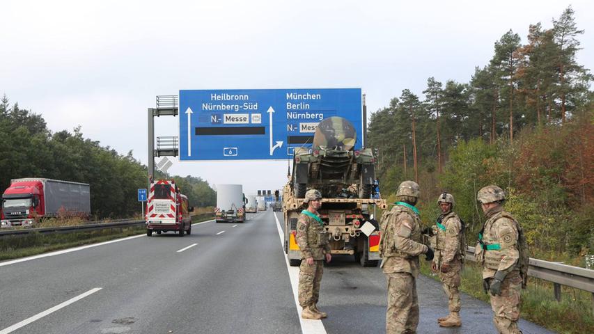 Radpanzer kracht auf Lkw: Unfallserie am Kreuz Nürnberg-Ost