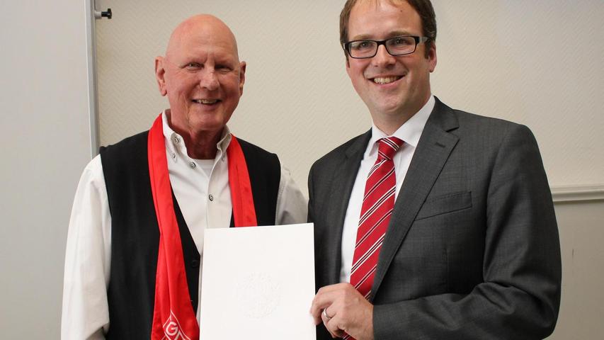 Helmut Schäfer erhielt den Ehrenbrief der Stadt Erlangen aus den Händen von Oberbürgermeister Florian Janik (re.).