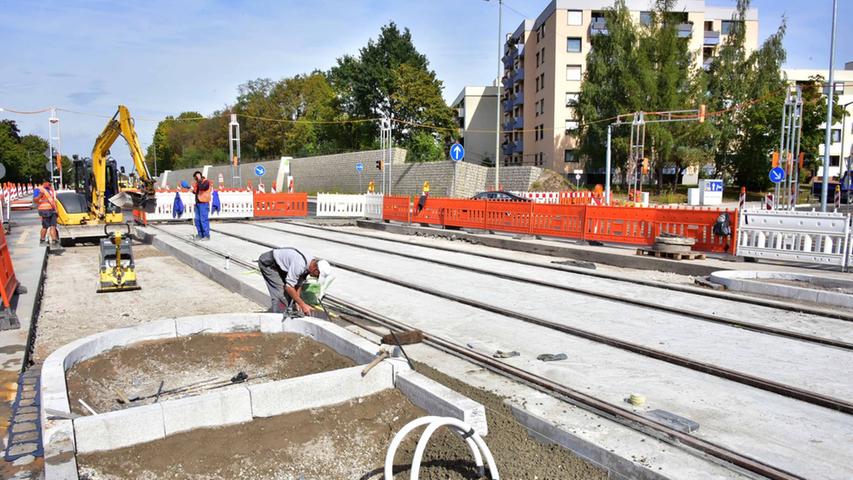 Die Lage der künftigen Straßenbahnstrecke in der Mitte der Erlanger Straße ist schon erkennbar. Bevor die Gleise verlegt werden, muss der Untergrund noch entsprechend vorbereitet werden. Die Fahrbahnen links und rechts der Gleistrasse sind schon fertig.