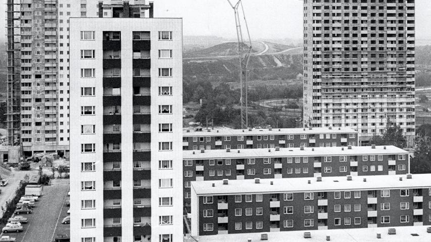 Die Nürnberger Architekten gehen allmählich hoch hinaus. 40, 50 und mehr als 60 Meter messen die Häuser, die in den letzten Jahren entstanden sind. Aus Tonnen von Beton und Stahl geformt, bieten sie den Bewohnern viele Annehmlichkeiten. Es gibt Waschsalons für die Hausfrauen, großzügig bemessene Abstellräume und Müllschlucker.  Hier geht es zum Artikel vom 9. Oktober 1965: Giganten aus Stahl und Beton