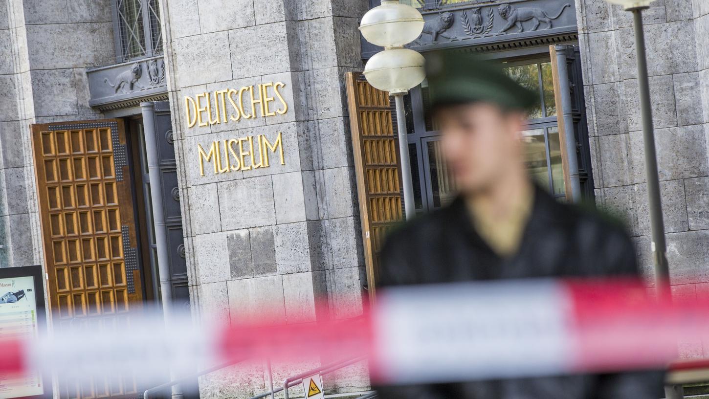 Direkt neben dem Haupteingang des Deutschen Museums in München wurde die 250-Kilo-Bombe entdeckt. Das Museum blieb deswegen am Dienstag geschlossen.