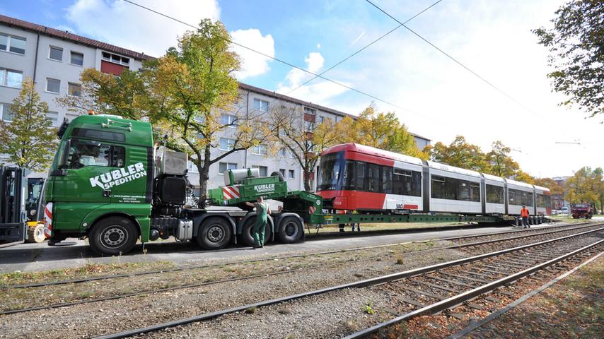 Vorsicht, Schwertransport: Defekte Straßenbahn wird abgeschleppt