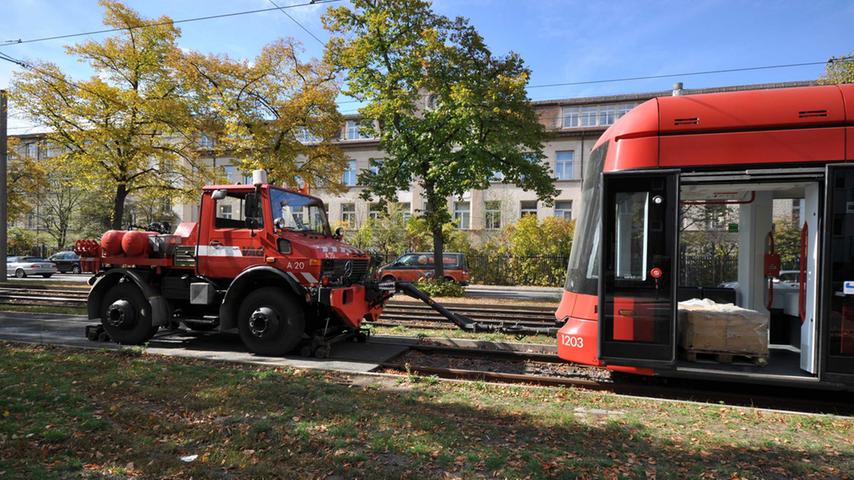 Vorsicht, Schwertransport: Defekte Straßenbahn wird abgeschleppt