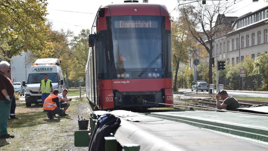 Vorsicht, Schwertransport: Defekte Straßenbahn wird abgeschleppt