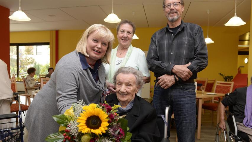 Rätin Birgitt Aßmus gratuliert im Roncalli-Stift Luise Schickedanz zum 104. Geburtstag, daneben Sohn Wolfram Schickedanz und Tochter Uta Brunke.