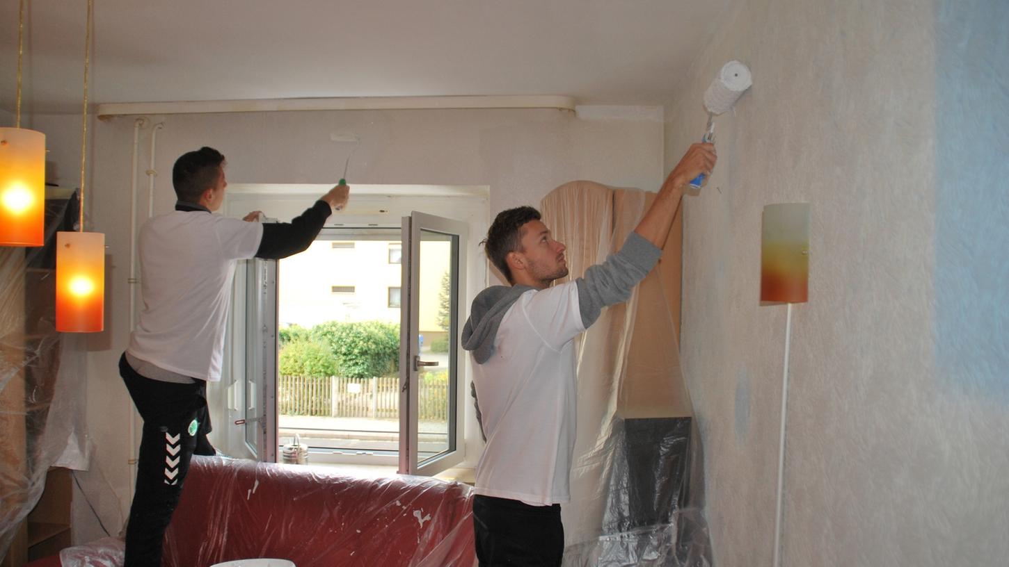 Feine Sache: Tom Weilandt und Robert Zulj streichen beim Aktionstag von "Das Kleeblatt fürs Leben" eine Wohnung einer alleinerziehenden Arbeitslosen.