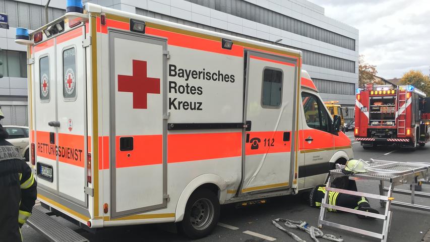 Rettungswagen in Erlangen umgekippt: Vier Verletzte