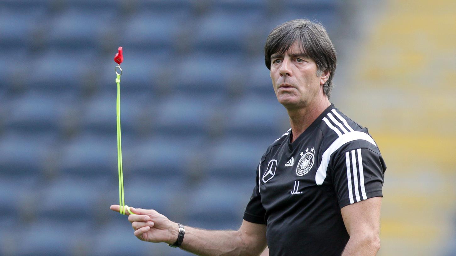 Hat alles im Griff: Bundestrainer Joachim Löw ist zuversichtlich, schon bald das EM-Ticket in den Händen halten zu können.