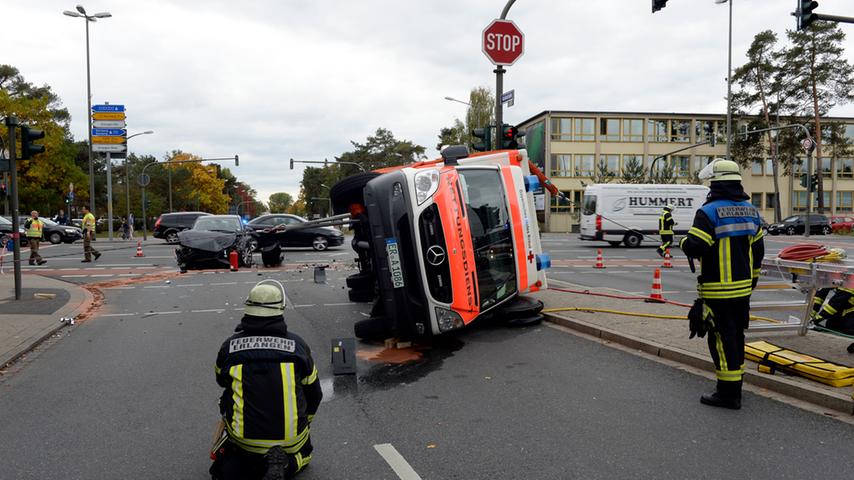 Rettungswagen in Erlangen umgekippt: Vier Verletzte