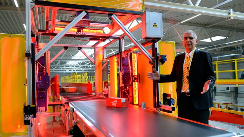 DHL Service Center Manager Holger Dross ist stolz auf die Innovationen, die die neue Produktionsfläche zu bieten hat.