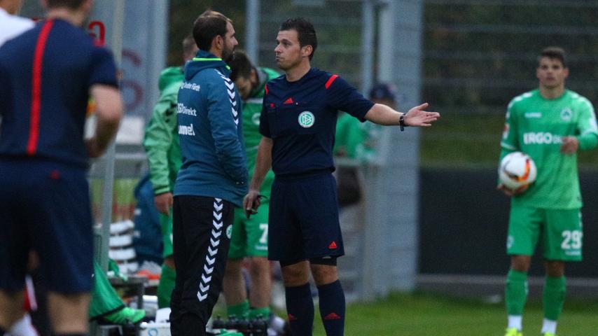 Dafür gibt es wieder Gesprächsbedarf: Diesmal nimmt sich Schiedsrichter Christian Dietz Kleeblatt-Trainer Stefan Ruthenbeck zur Brust.