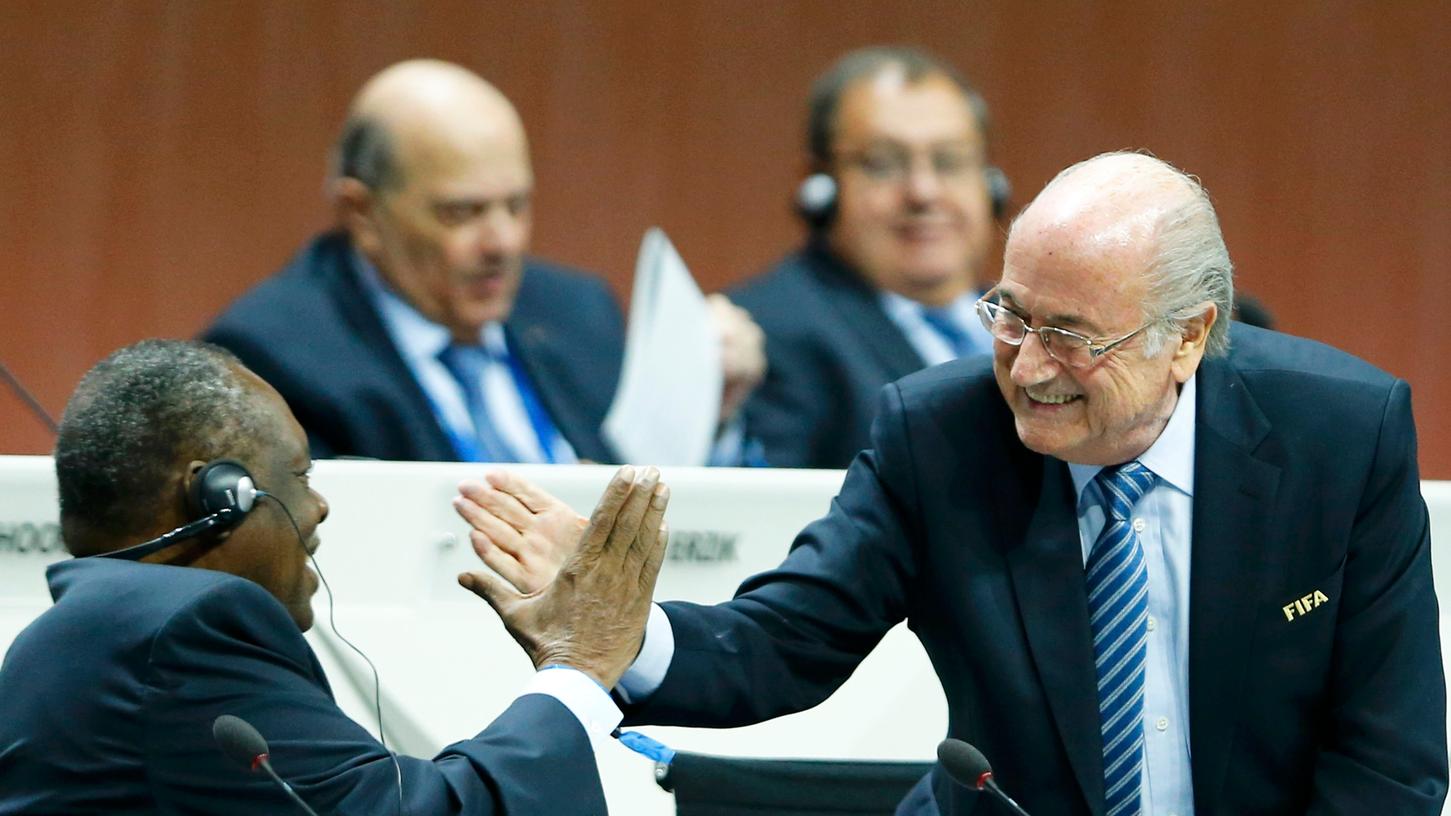 Der alte Mann klebt an seinem Stuhl: Joseph Blatter (hier rechts) hat noch nicht genug.