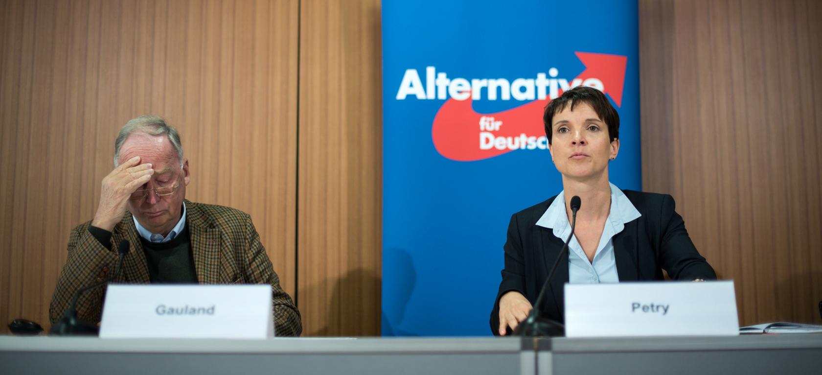Frauke Petry (r), Bundesvorsitzende der Partei Alternative für Deutschland (AfD) und Alexander Gauland, stellvertretender Sprecher des Bundesvorstands der Partei, kündigten rechtliche Schritte gegen Bundeskanzlerin Angela Merkel an.